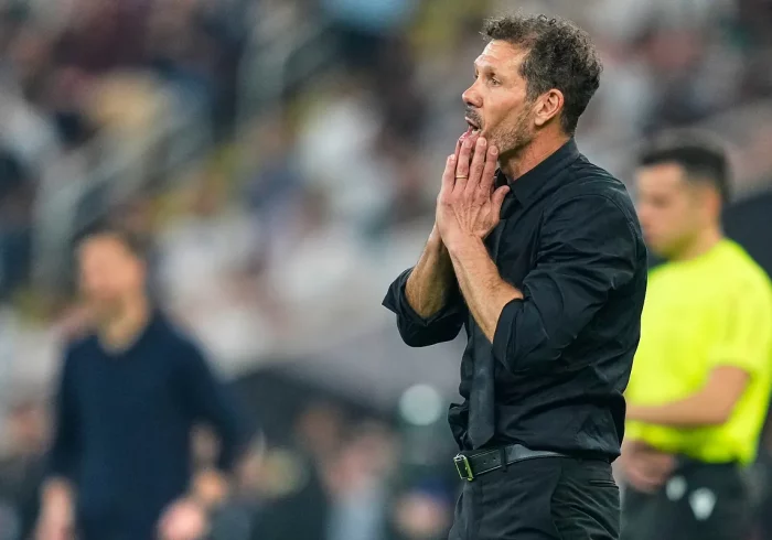 Simeone pide disculpas a Vinicius y a Florentino por sus comentarios en el derbi: "No está bien de parte mía ponerme en ese lugar"