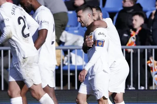Un gol de Gayà impulsa al Valencia en Getafe y le da un balón de oxígeno