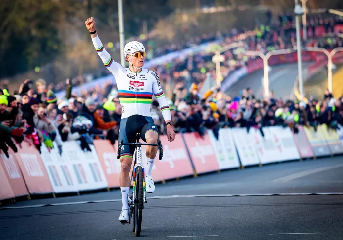 Un Van der Poel inabordable: récord de 51 victorias en la Copa del Mundo de ciclocross