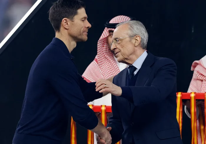 Una reunión en el avión desde Arabia, el "no" a Pintus y un vestuario "en shock": las horas que terminaron en el 'adiós' de Xabi Alonso