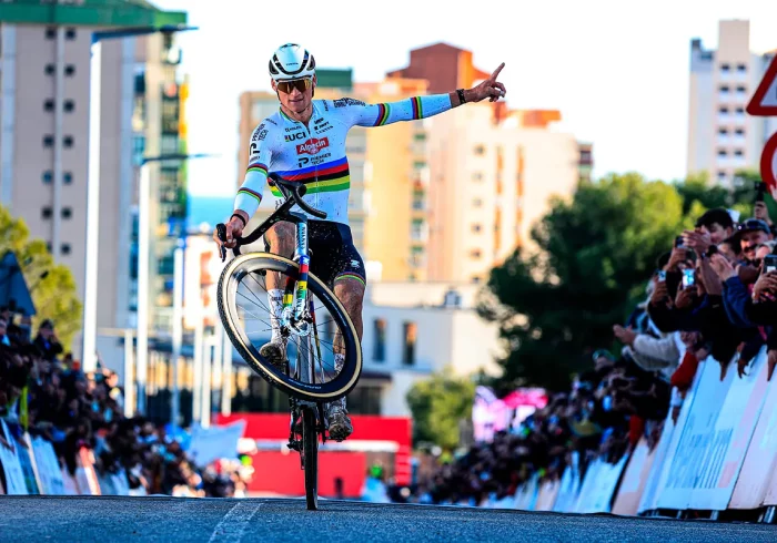 Van der Poel también se luce en Benidorm: diez carreras y diez victorias esta temporada