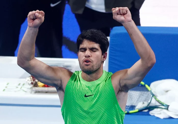 Alcaraz esquiva otra trampa en Doha y mantiene su racha de invicto en este año