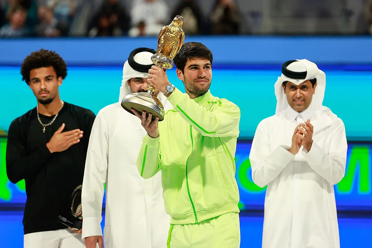 Alcaraz no tiene piedad de un angustiado Fils y gana en Doha su segundo título de la temporada