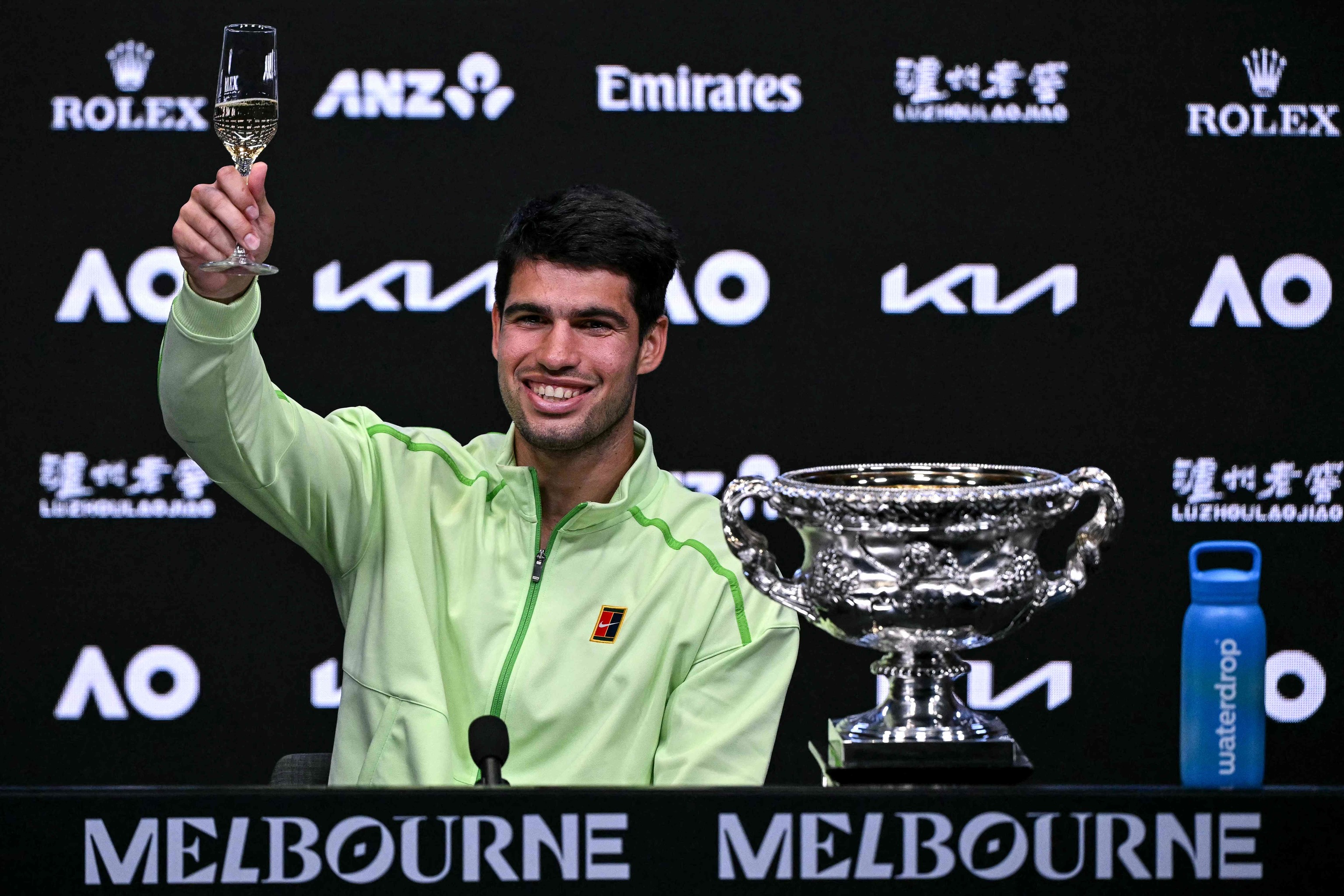 Alcaraz celebra con champagne en su rueda de prensa.