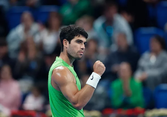 Alcaraz vuelve tras Australia con una victoria de seriedad y calma