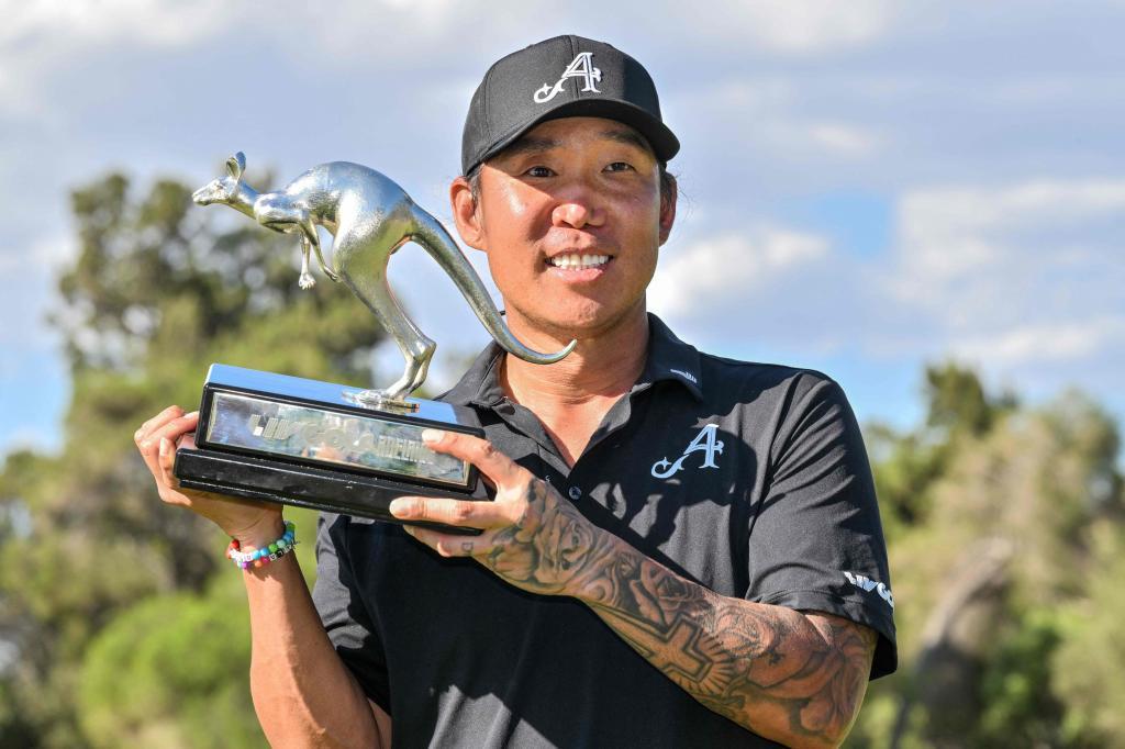 Anthony Kim, con el trofeo conquistado en Australia