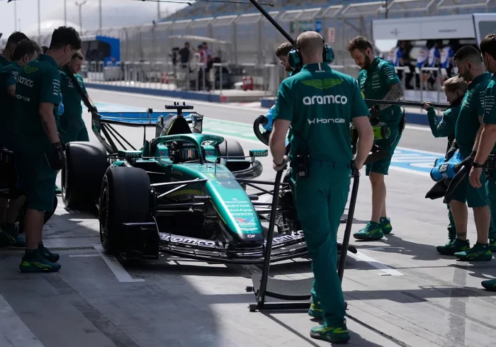 Aston Martin sufre una avería en el motor Honda que complica su primer día de test en Bahrein