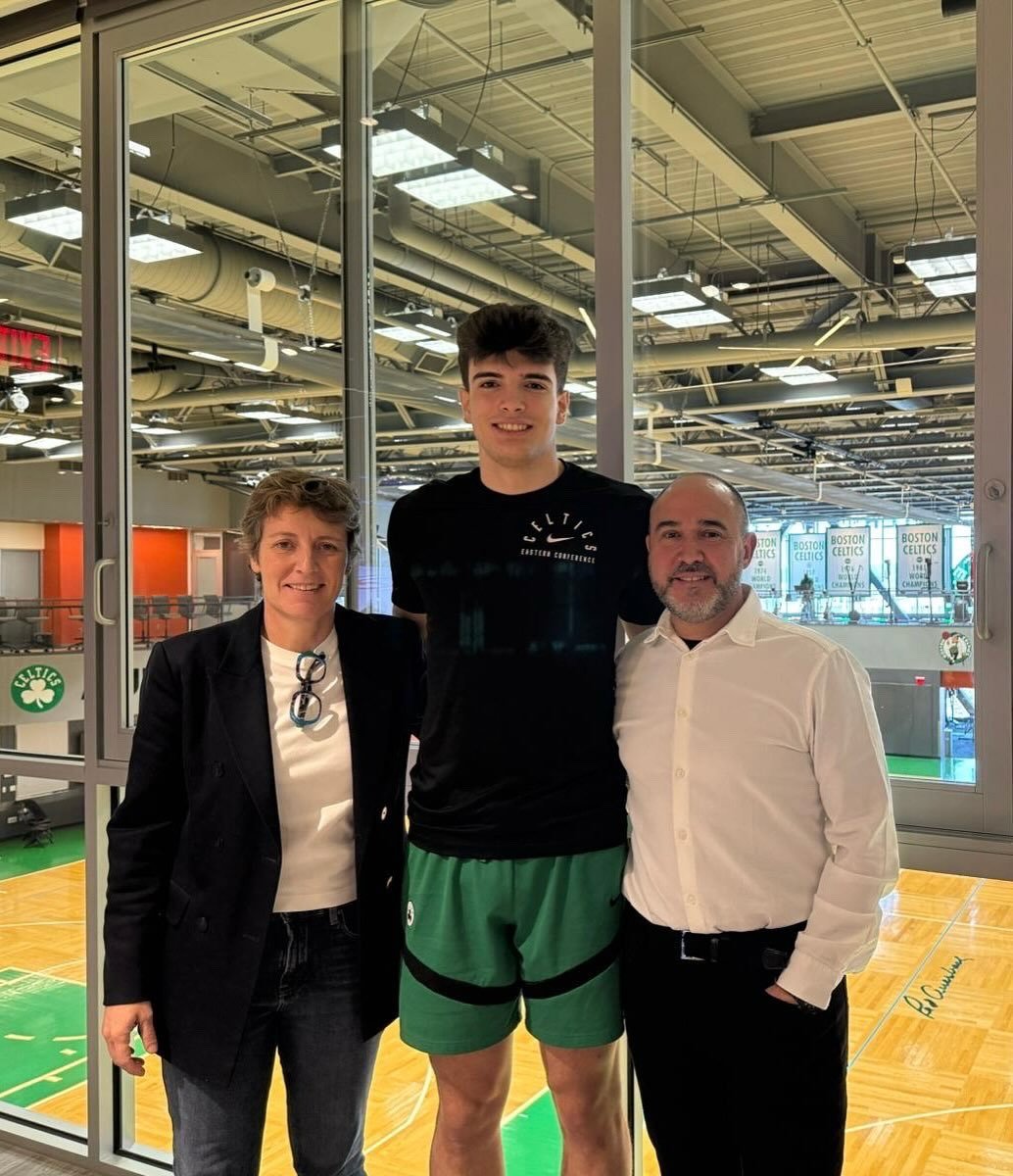 Elisa Aguilar, Hugo González y Chus Mateo, en Boston.