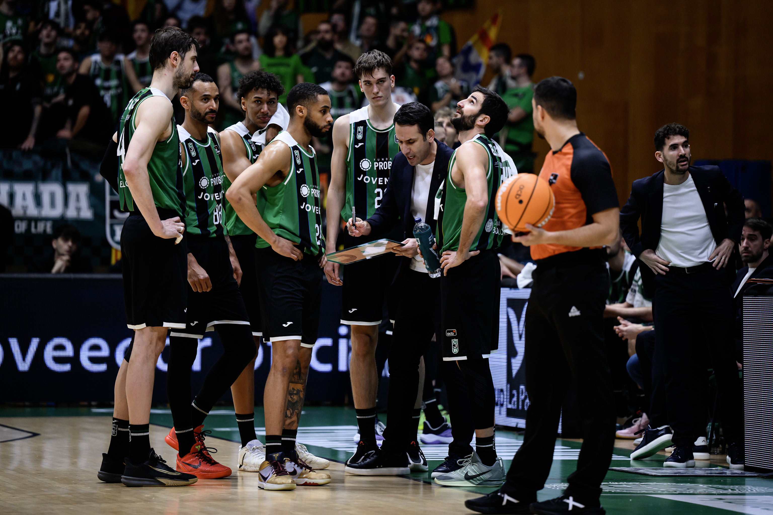 Miret, con los jugadores del Asisa Joventut.