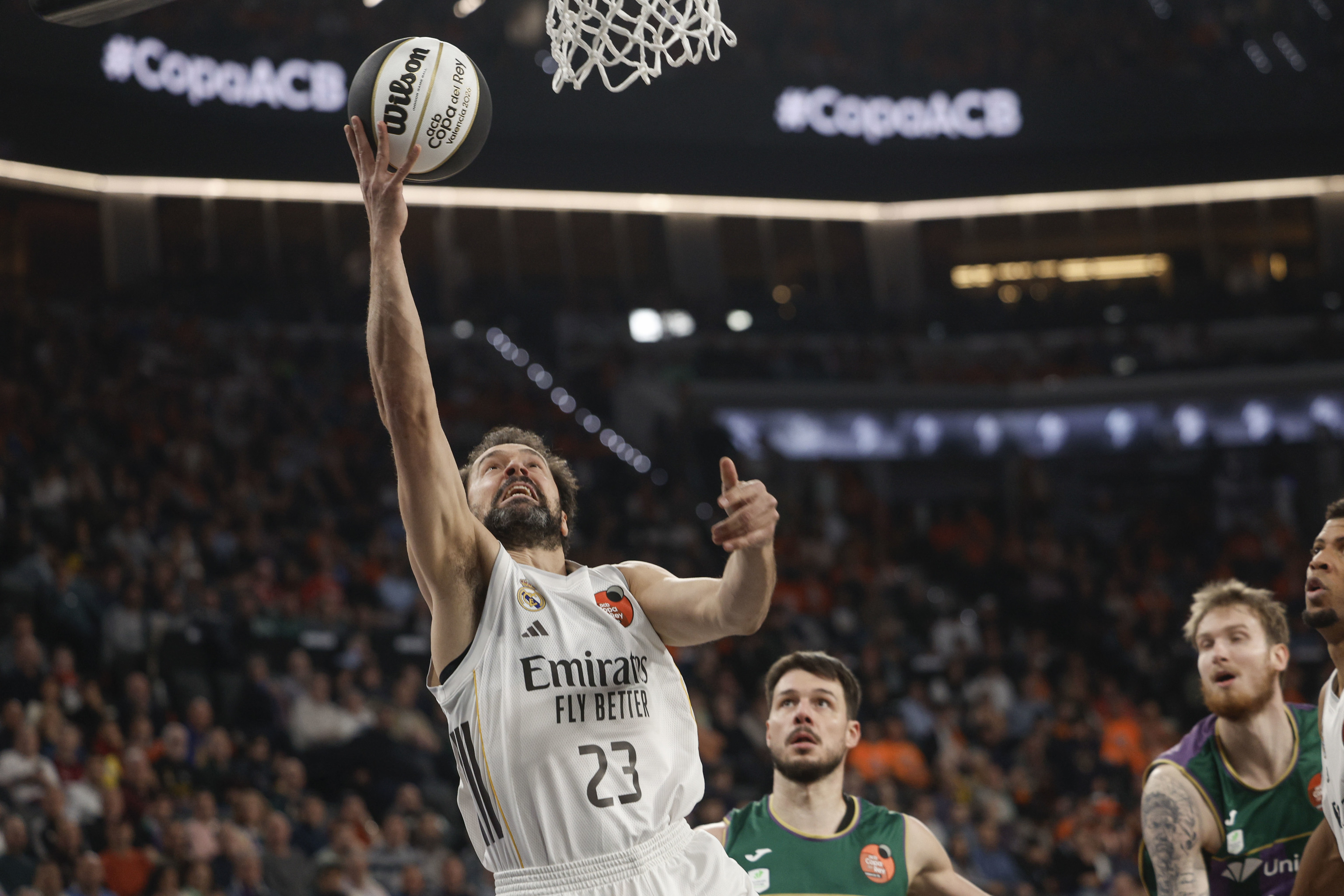 Llull anota ante Unicaja, en el Roig Arena.