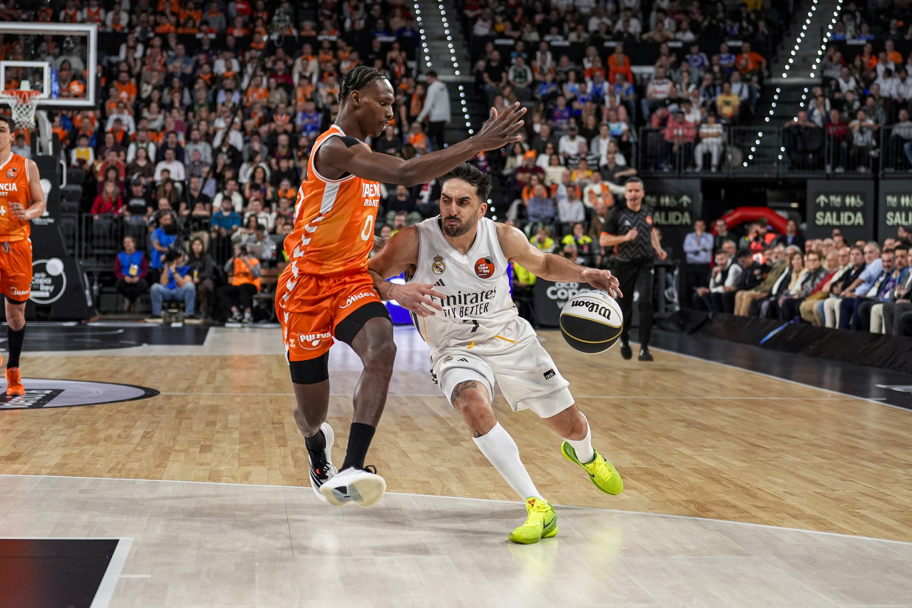 Campazzo, defendido por Badio.