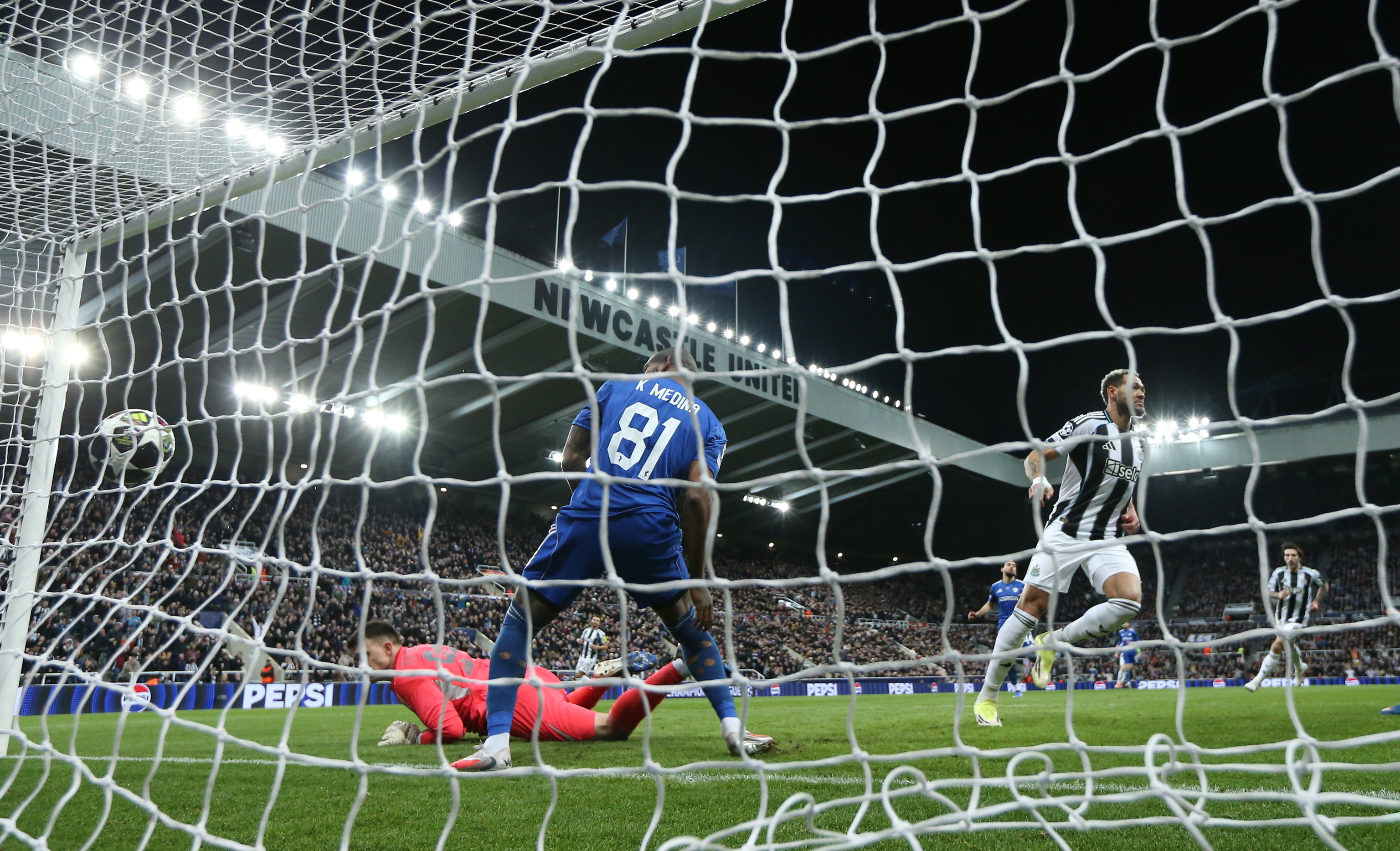 El jugador del Newcastle Joelinton, tras marcar al Qarabag.