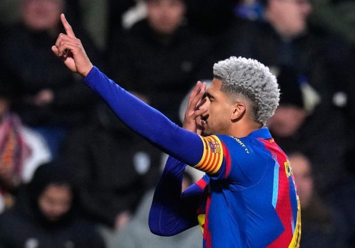 El defensa coge la otra mano de Dios: el encuentro de Araujo con Jesús en busca de su recuperación