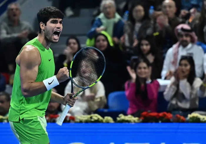 El enfado de Alcaraz en su camino hacia las semifinales del torneo de Doha: "Las reglas ATP son una mierda"