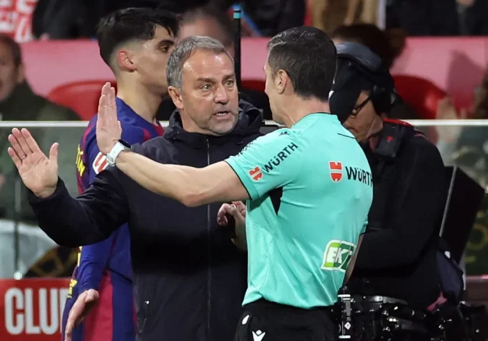 El enfado de Flick: "¿Cómo lo viste? ¿Es falta? Si hubiésemos jugado bien, hablaría más de ello"