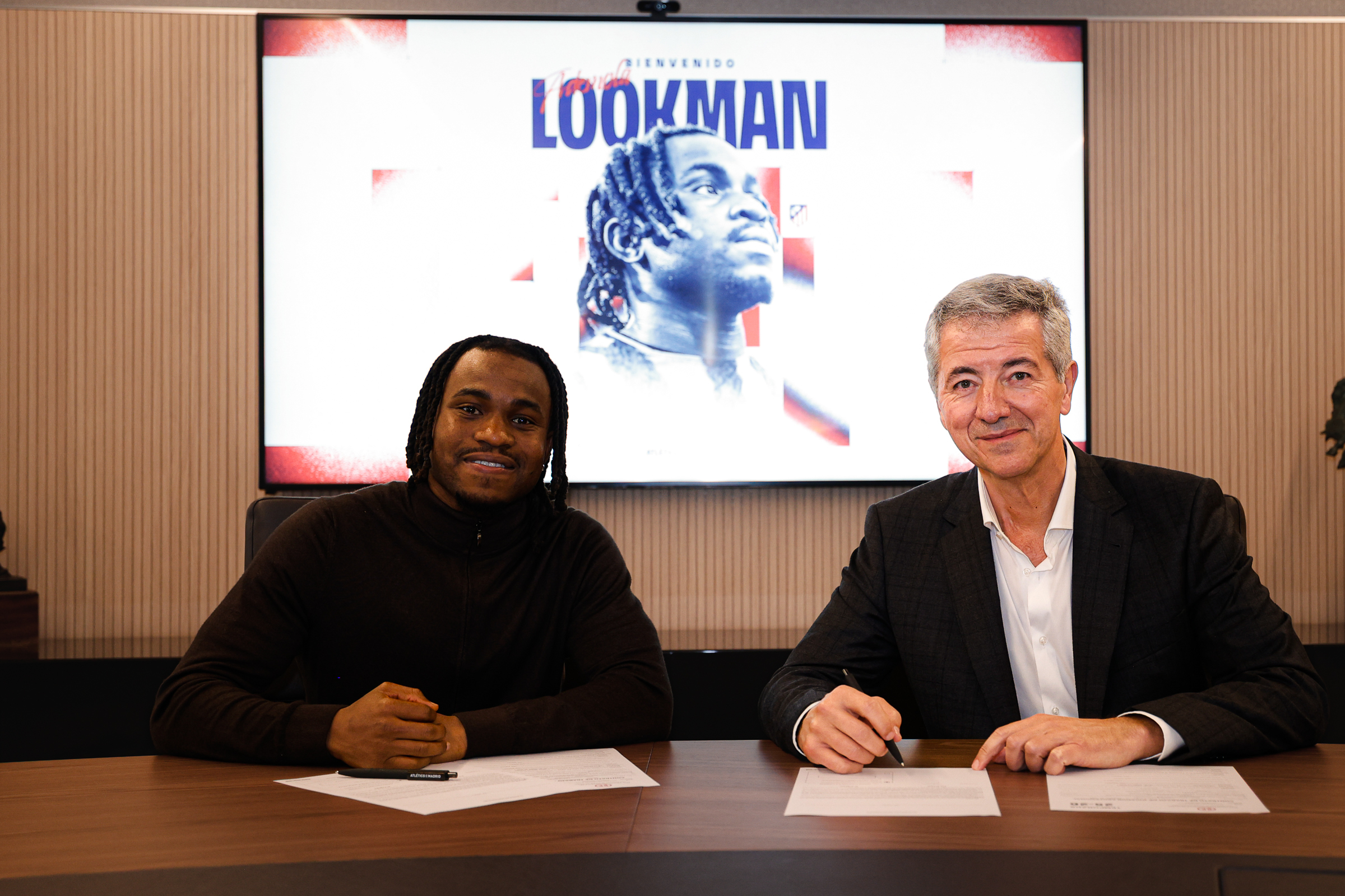 Lookman y Gil Marín, durante la firma del contrato.