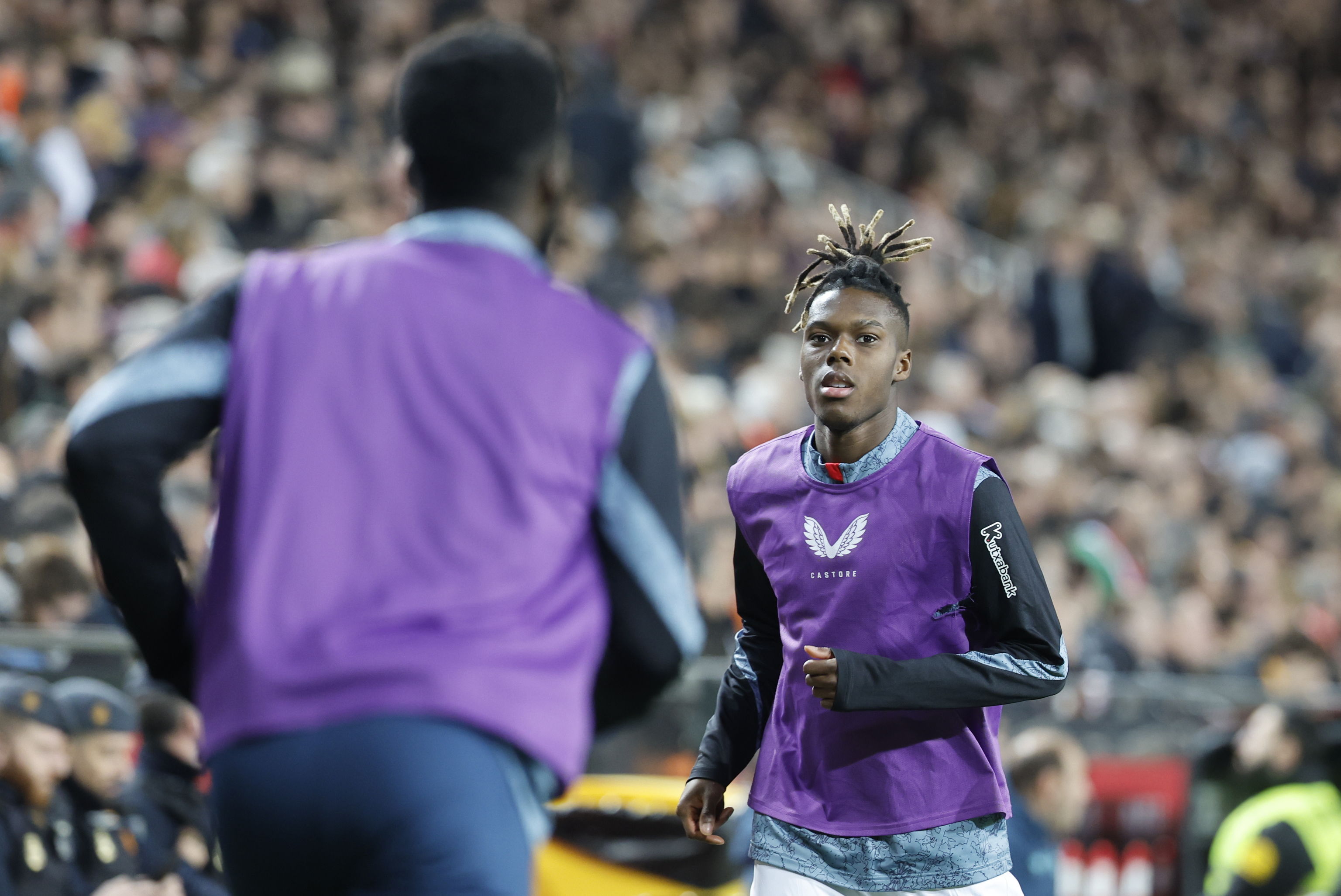 Nico Williams, calentando en Mestalla.