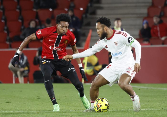 El Mallorca golea al Sevilla y Arrasate salva una situación crítica
