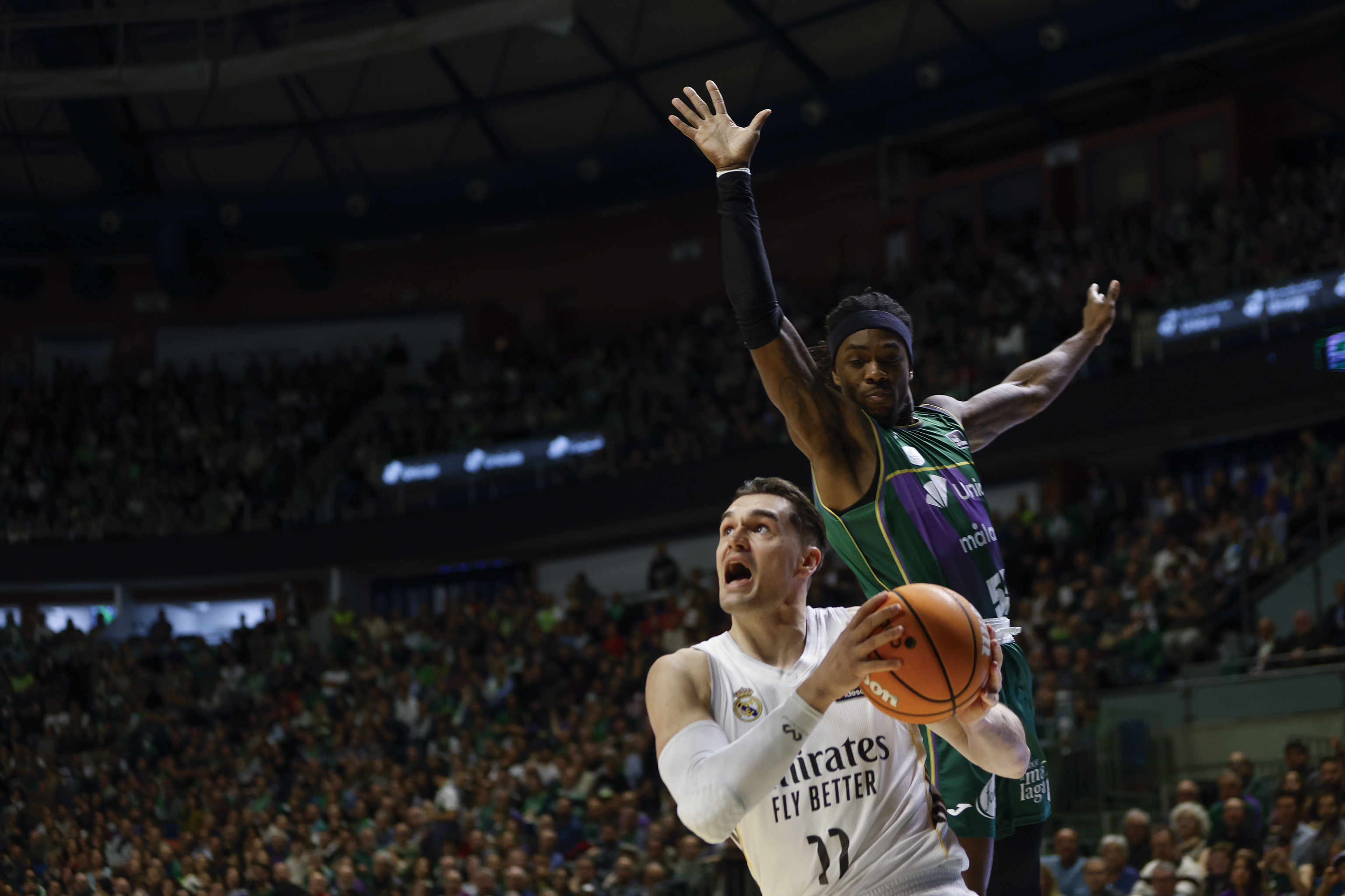 Hezonja penetra ante Perry, en el Carpena.