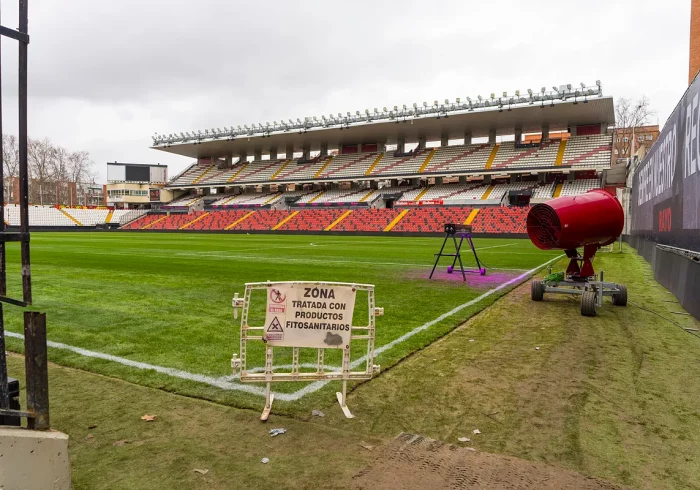 El "vergonzoso" desastre eterno del Rayo Vallecano: éxito deportivo con agua fría, hongos en el césped y sin invertir los 30 millones de CVC