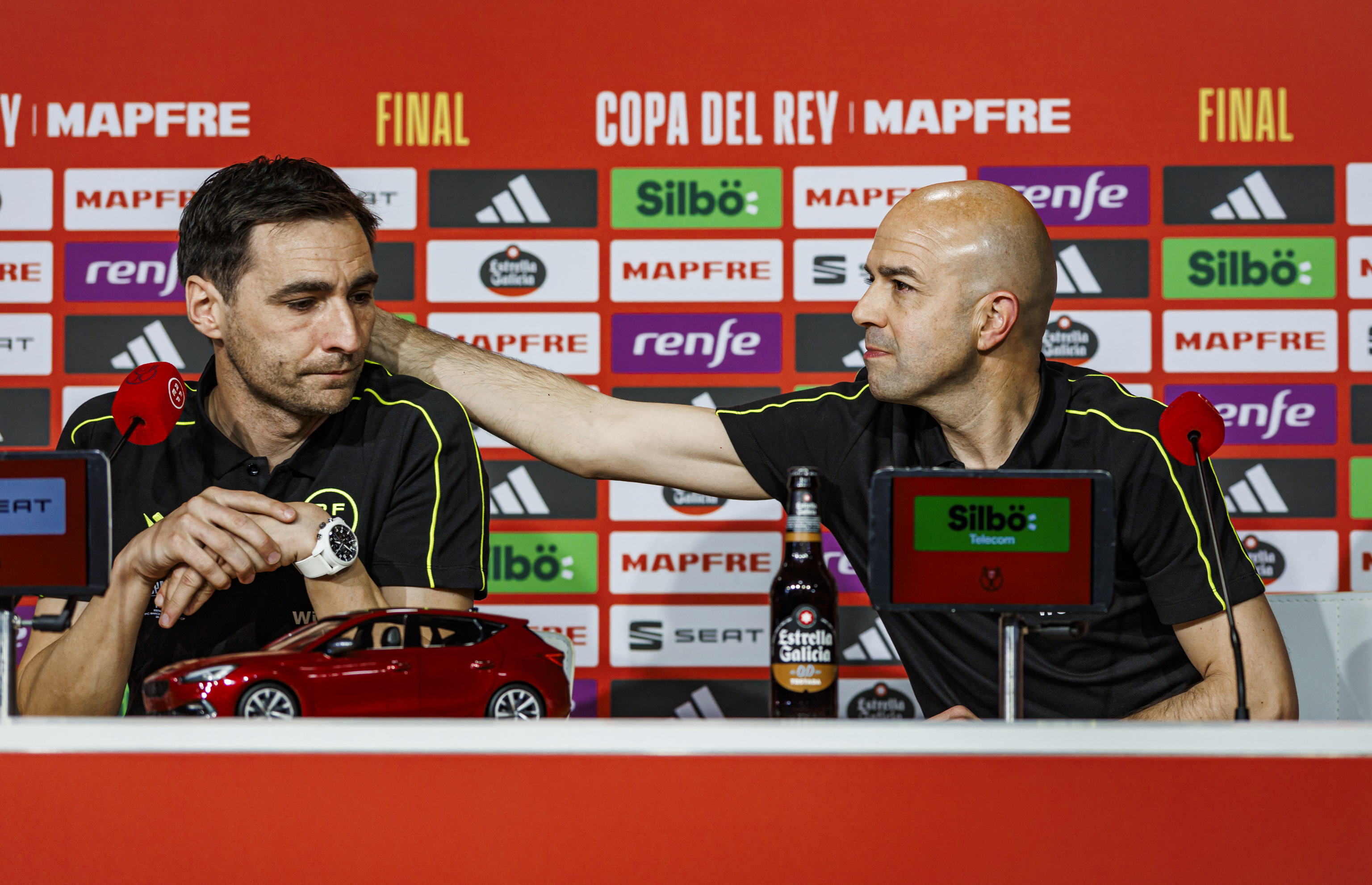 De Burgos llorando en la rueda de prensa previa a la final de Copa.