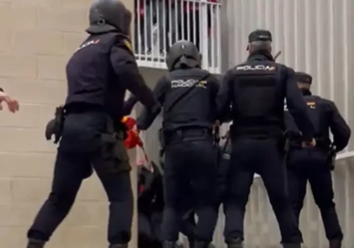 Graves altercados en El Sadar tras la victoria de Osasuna frente al Madrid: dos detenidos y cuatro heridos, dos de ellos policías