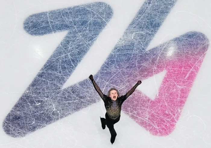 Ilia Malinin asombra hasta a Novak Djokovic para ganar su primer oro en los Juegos Olímpicos tras ejecutar un mortal 'prohibido'