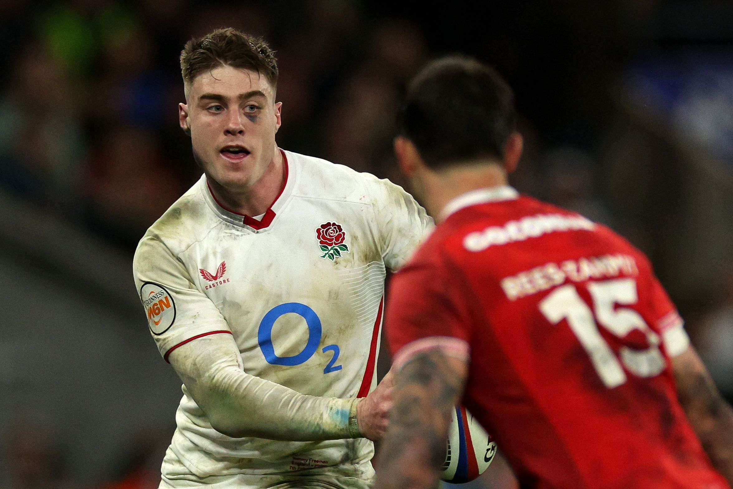 Avance de Freeman ante la oposición de Rees-Zammit.