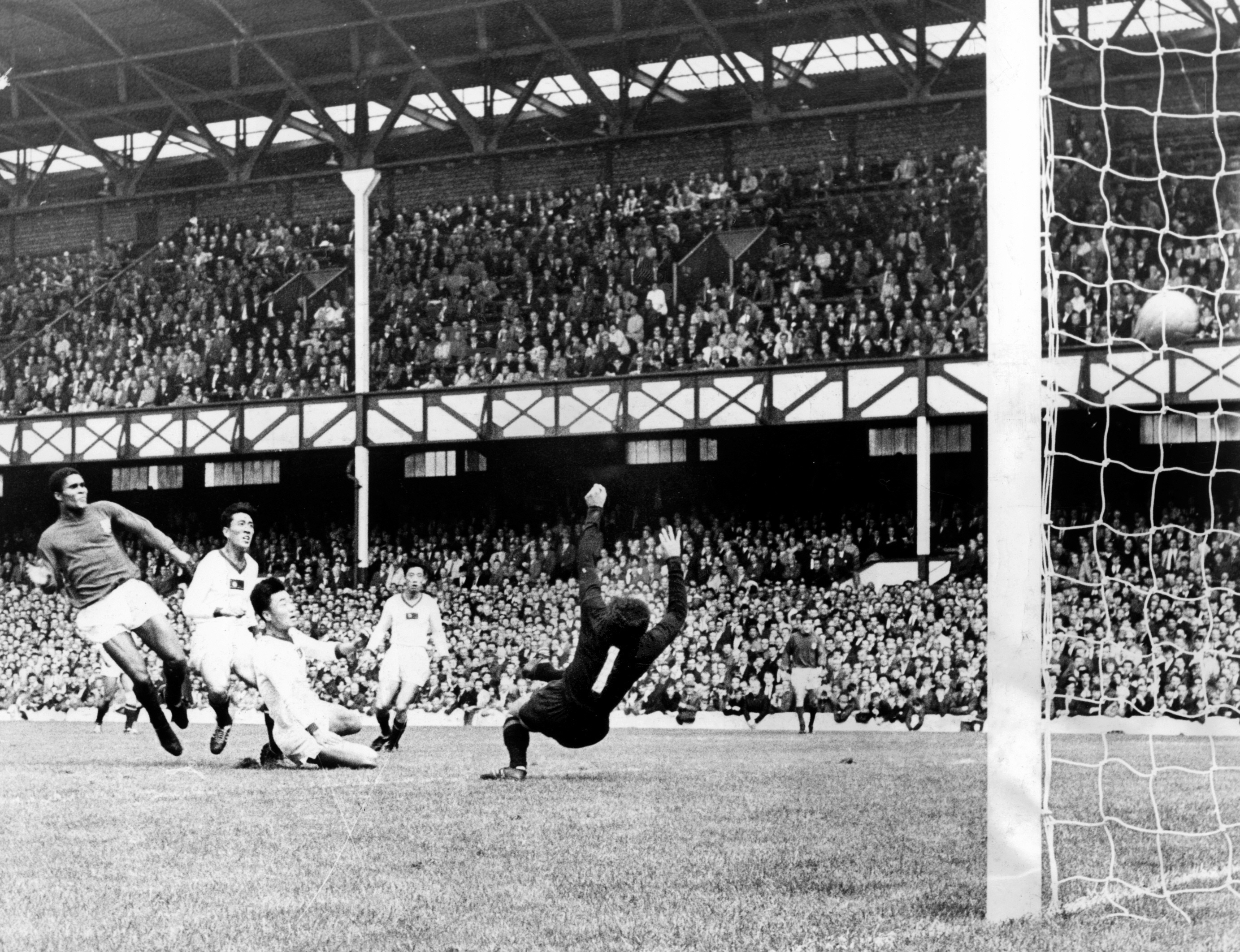 Eusébio marca uno de los cuatro tantos que le hizo a Corea del Norte, en cuartos de final