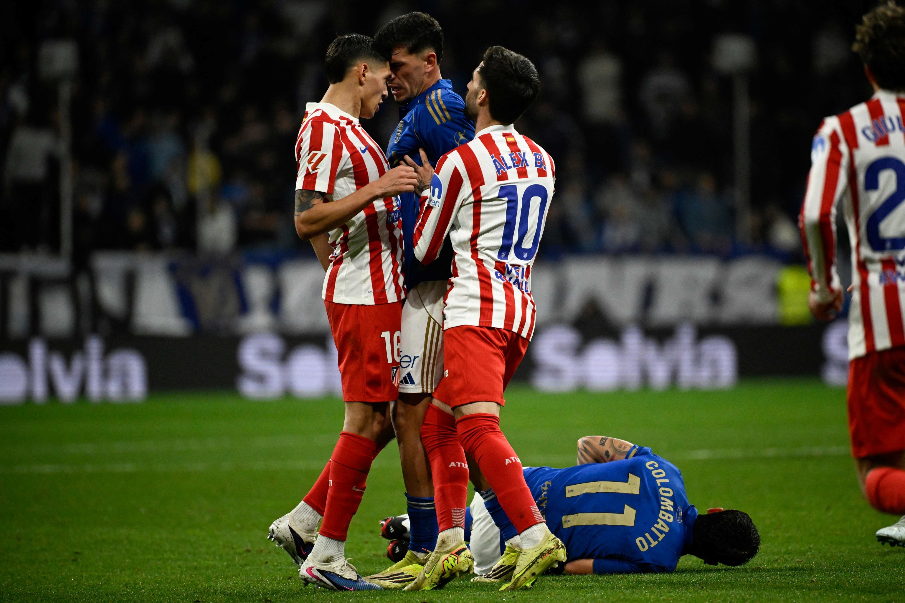 Tangana entre jugadores del Atlético y del Oviedo.