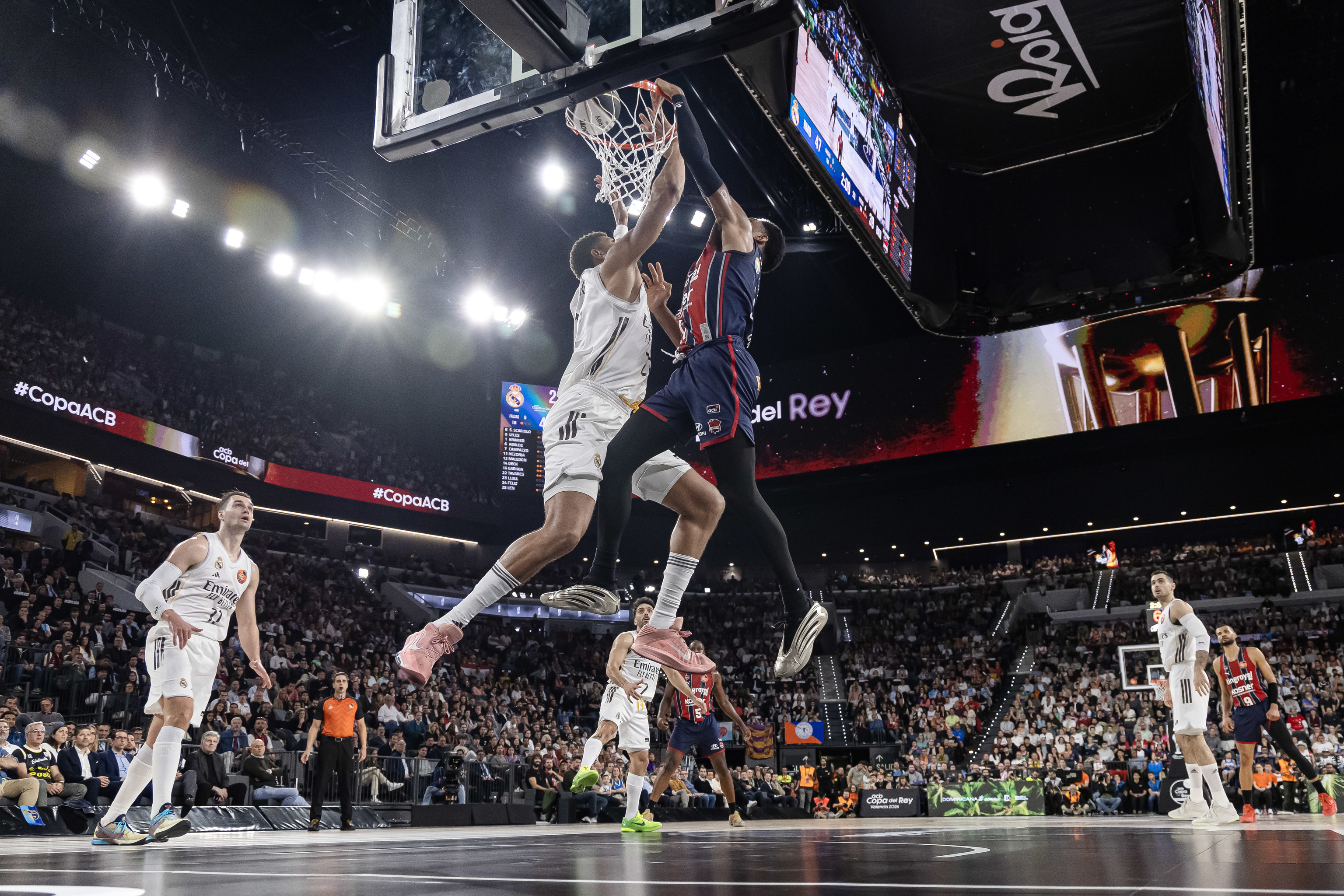 Forrest machaca ante Tavares, durante el partido.