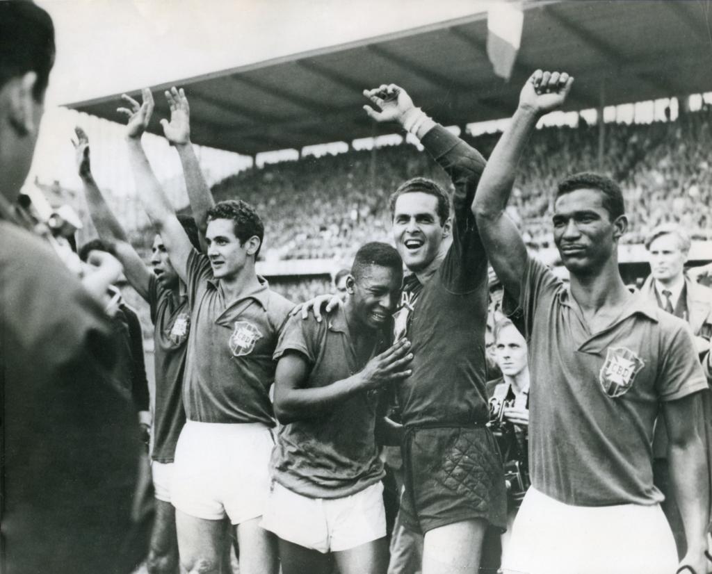 Pelé, emocionado tras ganar el Mundial de Suecia 1958, se apoya en el portero, Gylmar Dos Santos Neves.