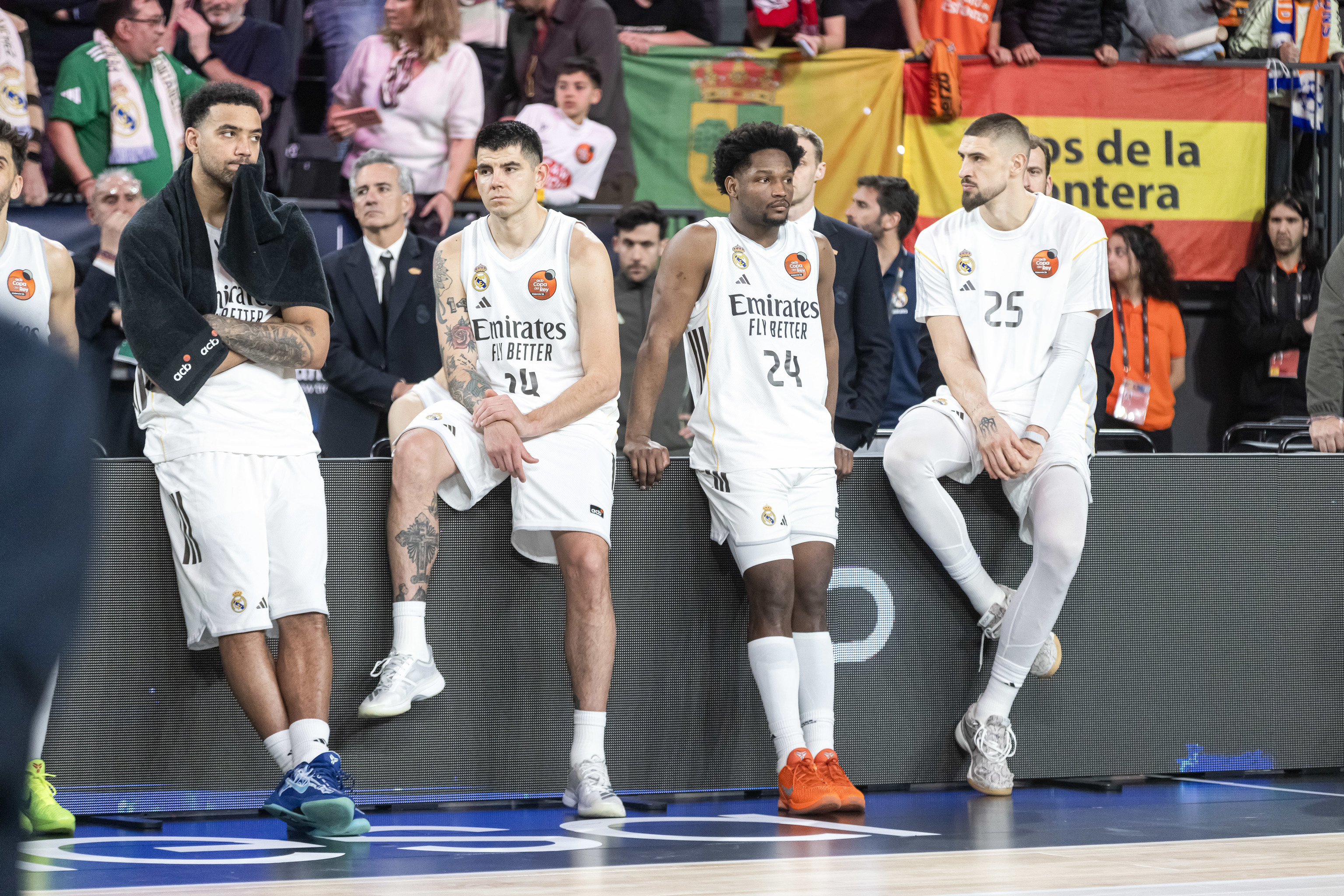 Los jugadores del Madrid, tras perder la final.