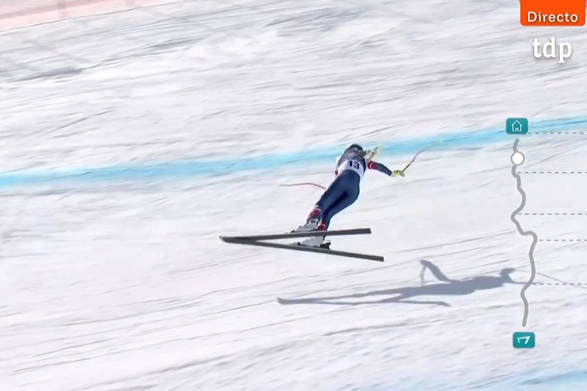 Instante en el que Vonn gira en el aire antes de caer sobre lapista.