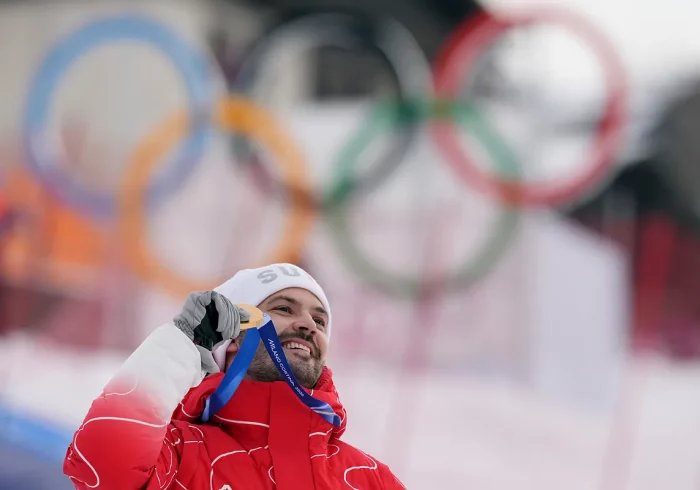 Loïc Meillard aprovecha la desgracia de McGrath y se lleva el oro en el eslalon