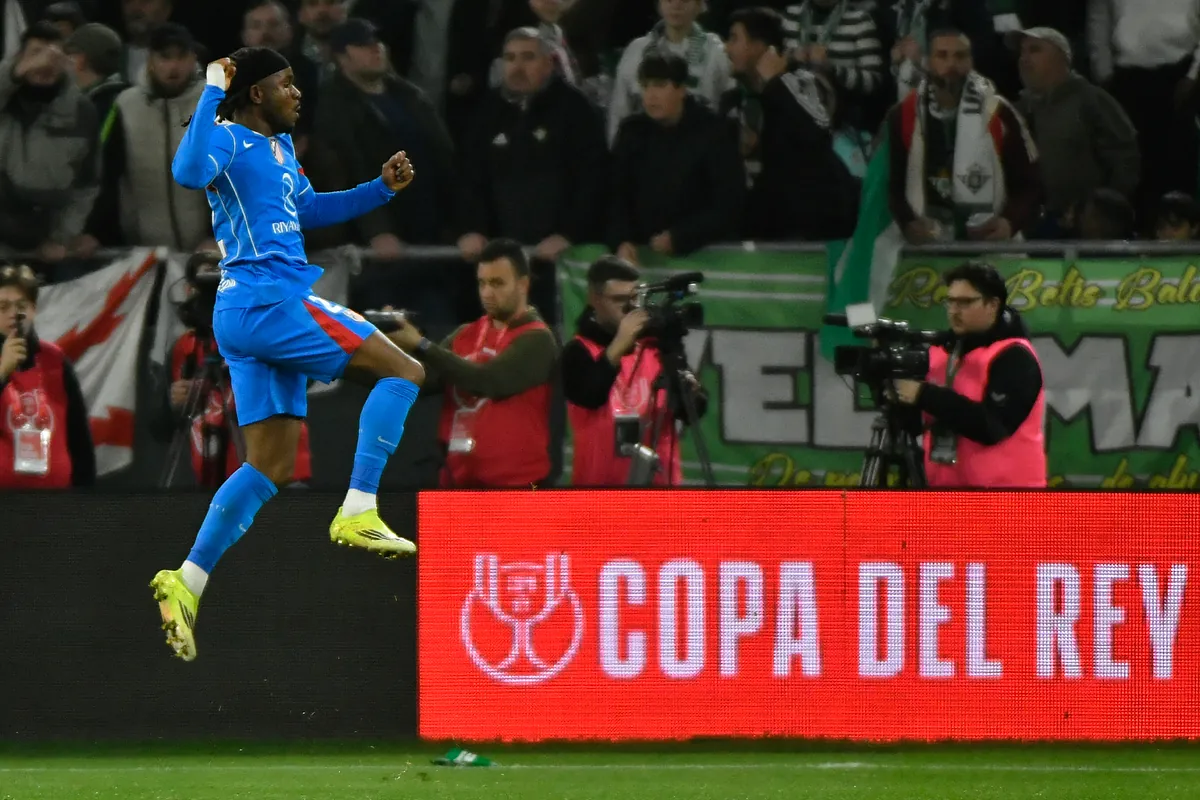 Lookman comanda una goleada de locura para llevar al Atlético a semifinales