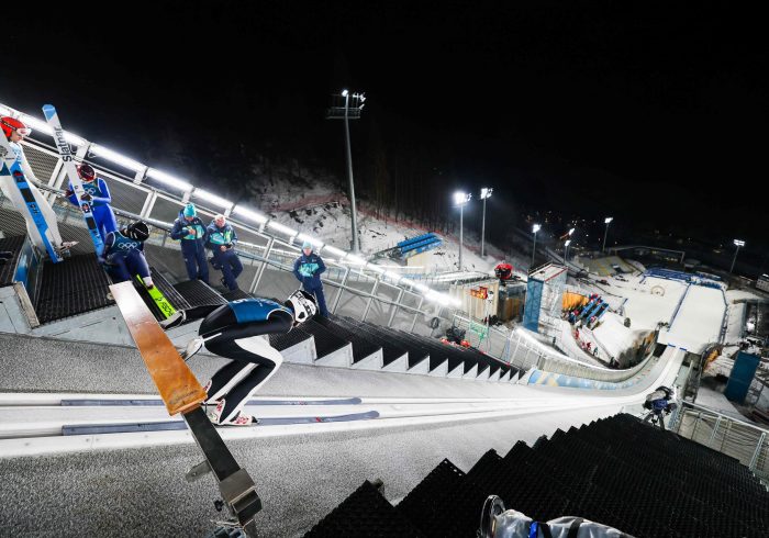 Los saltos de esquí, en el disparadero olímpico: trajes al milímetro, inyecciones en el pene y túneles del viento