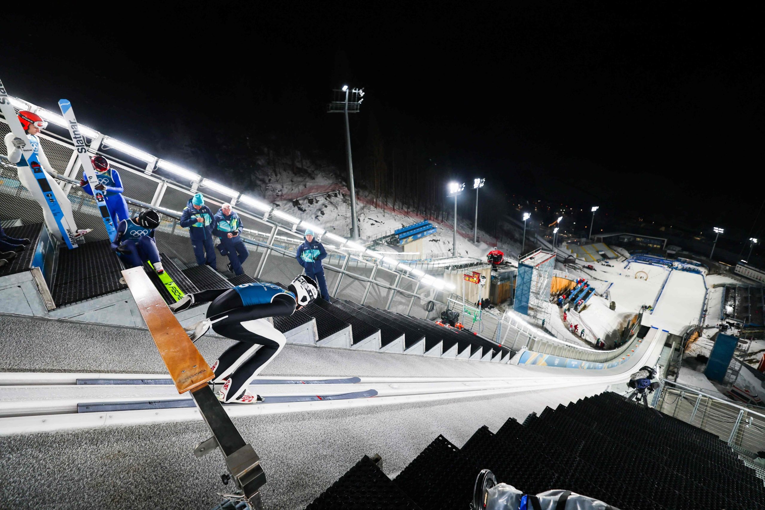 Los saltos de esquí, en el disparadero olímpico: trajes al milímetro, inyecciones en el pene y túneles del viento