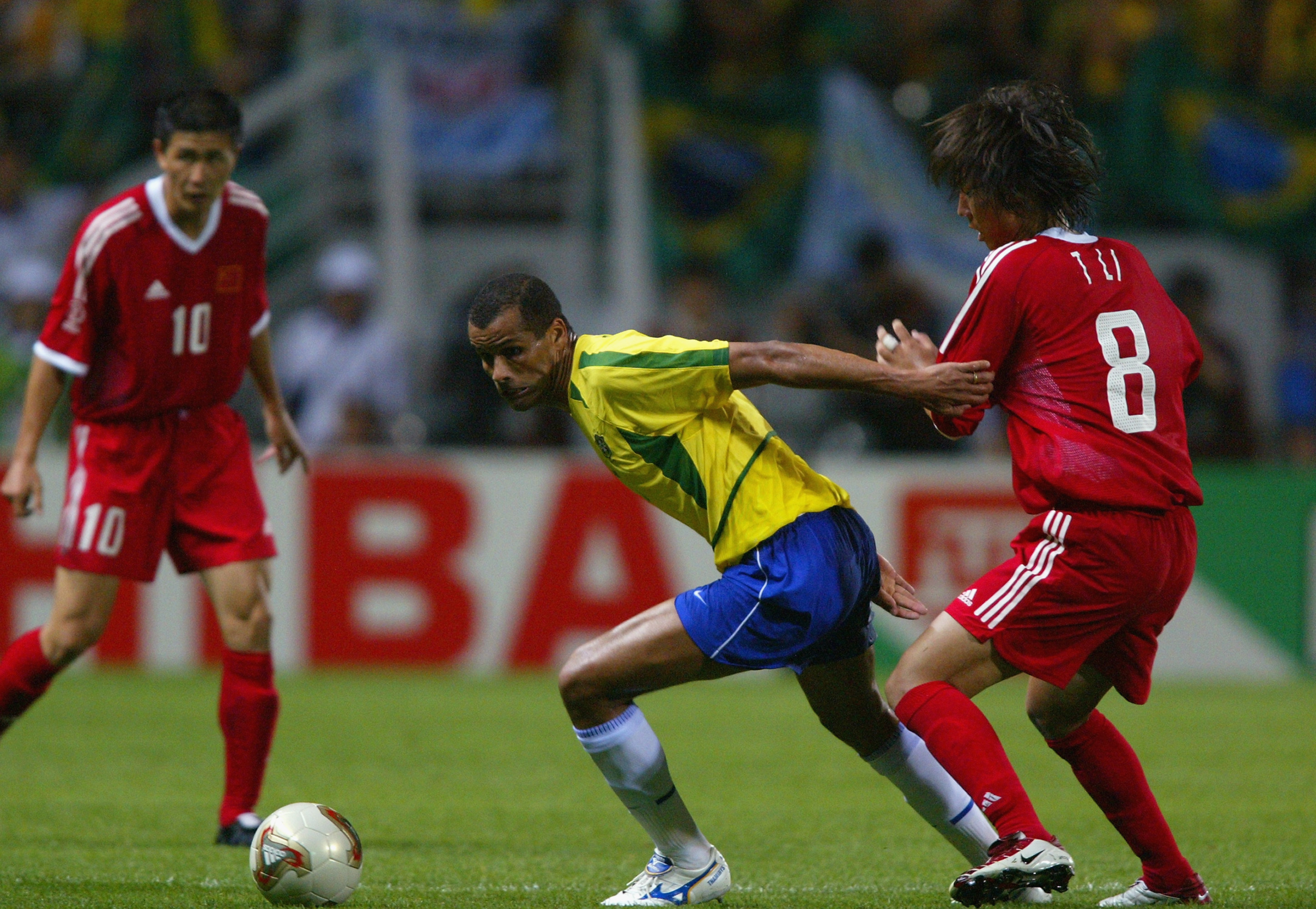 Rivaldo, junto a dos jugadores chinos, en el Brasil-China del Mundial 2002.