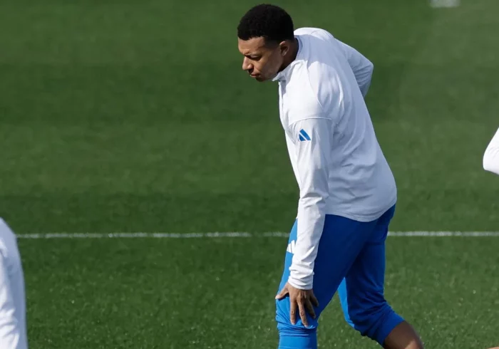 Mbappé, al límite por su rodilla izquierda desde hace casi tres meses, seria duda para jugar contra el Benfica