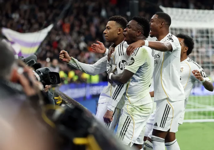 Mbappé, con un penalti en el 99, evita una nueva calamidad del Madrid bajo los pitos del Bernabéu