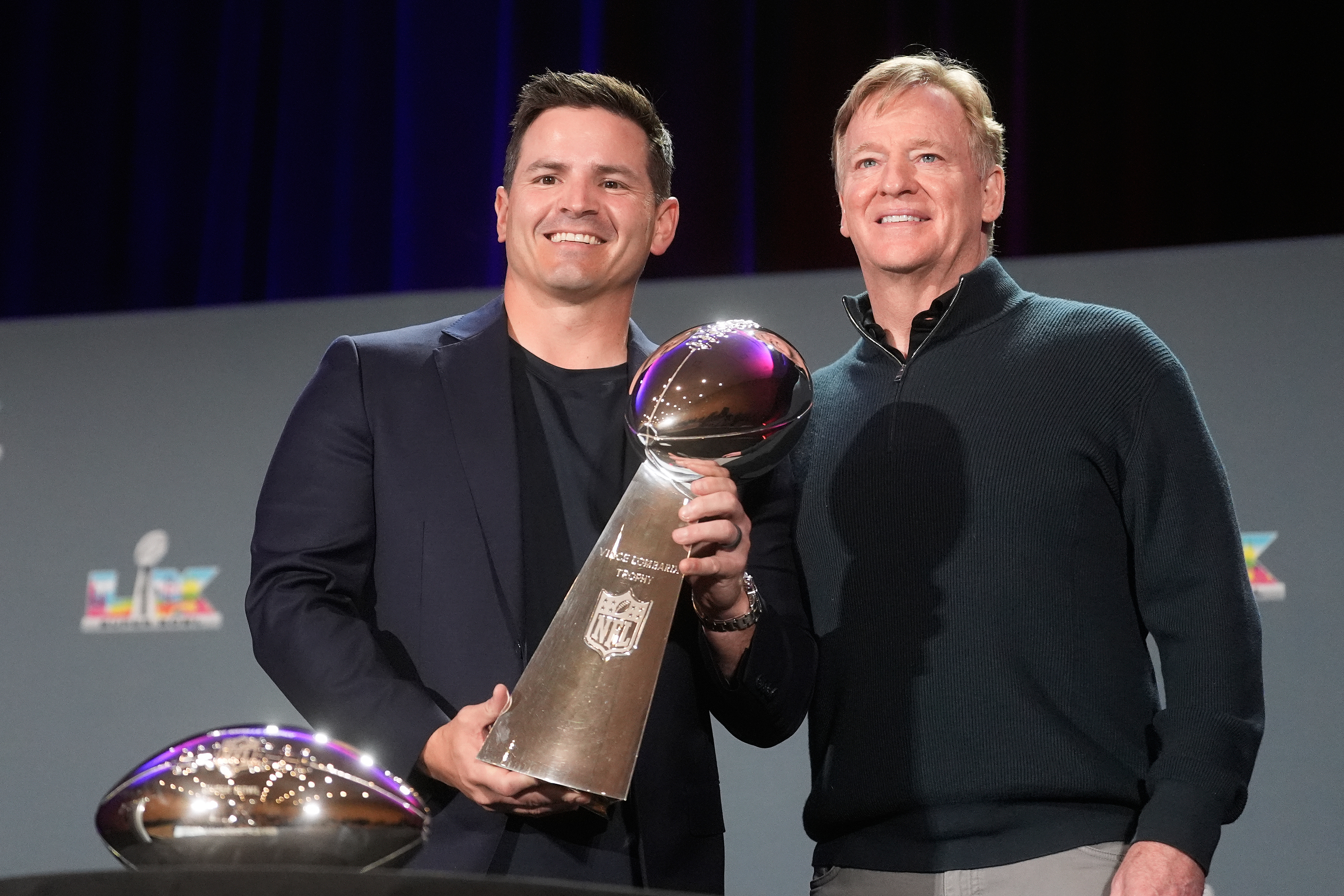Mike Macdonald, con el Lombardi Trophy, junto al comisionado de la NFL Roger Goodell.