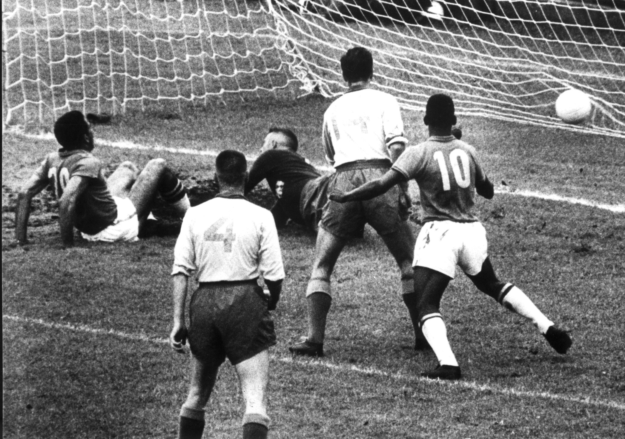Pelé, con el 10, marcando uno de los goles en la final contra Suecia.