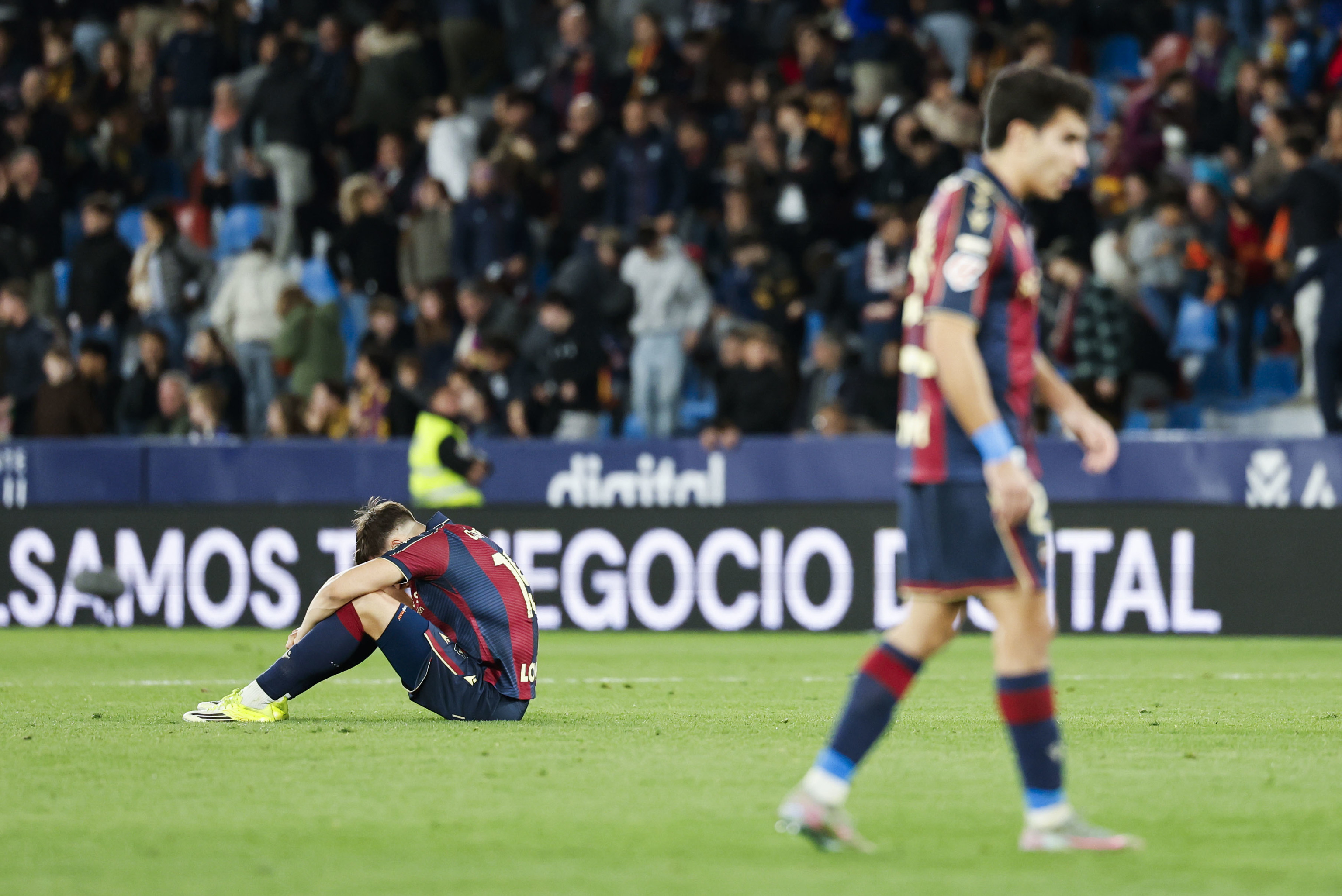 Los jugadores del Levante, hundidos tras la derrota.