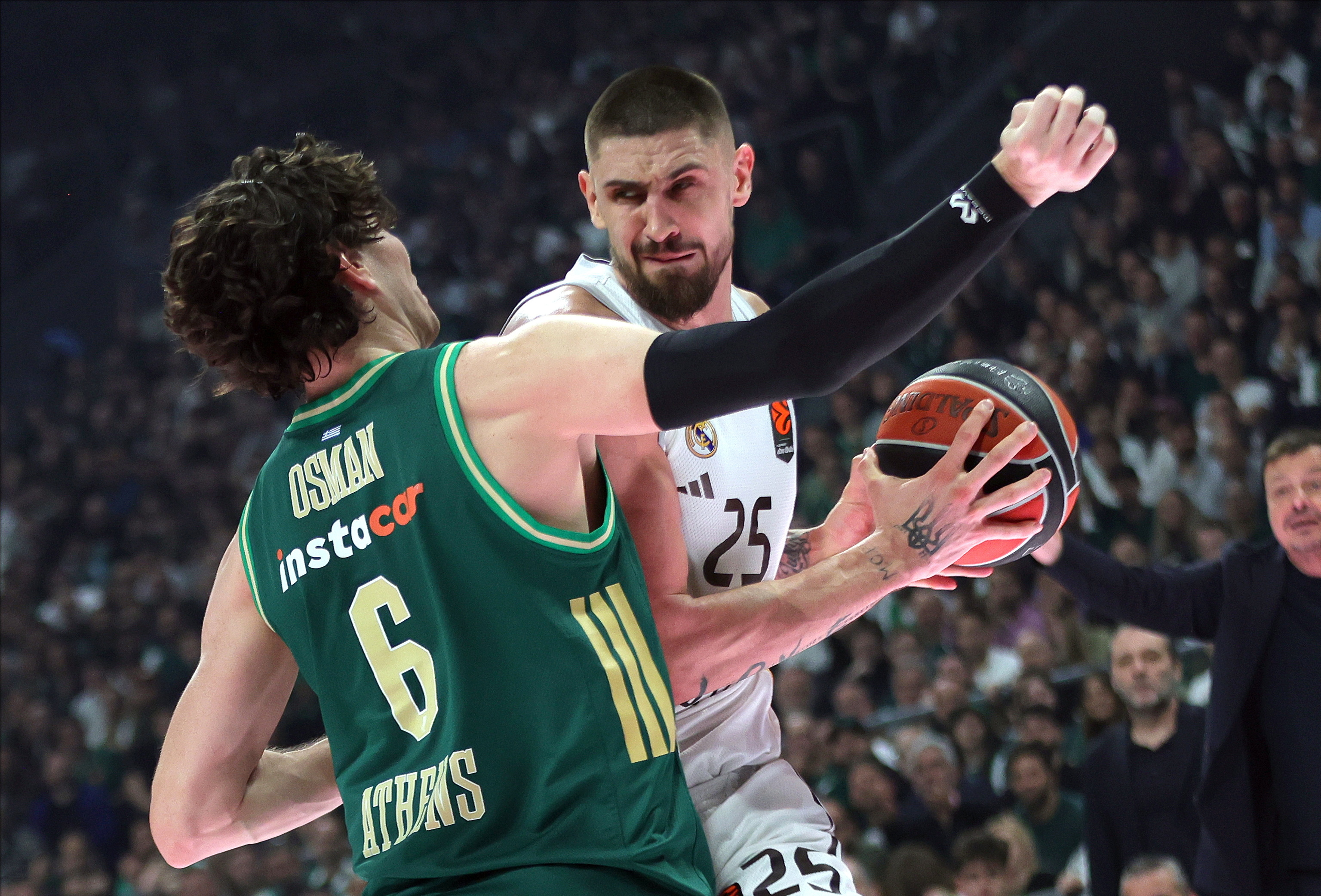 Alex Len, ante Osman, durante el partido en el OAKA.