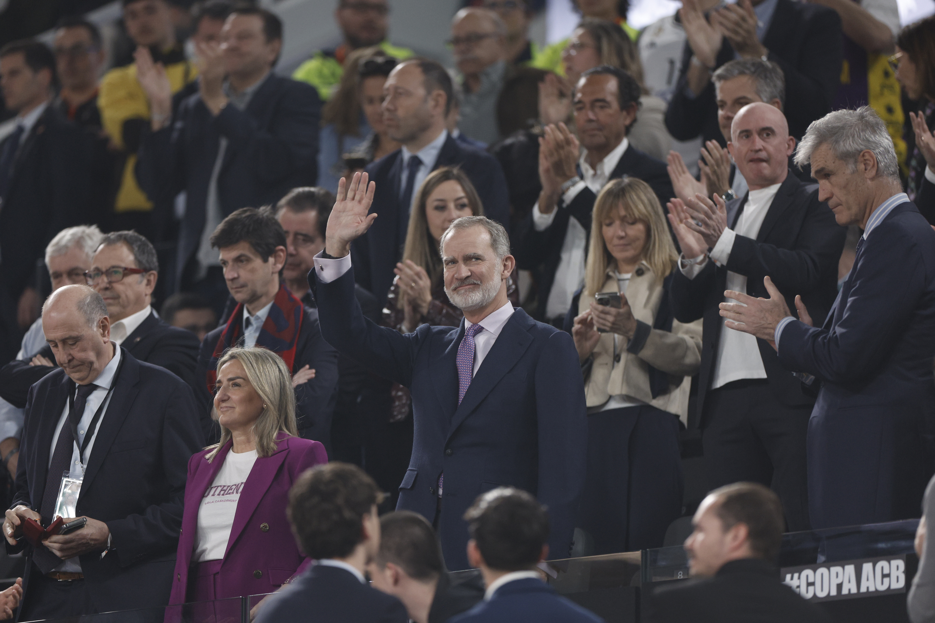 El Rey Felipe VI saluda antes del inicio de la final de la Copa del Rey de baloncesto.