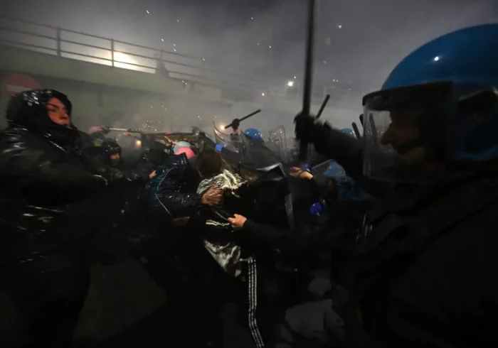 Un centenar de manifestantes encapuchados lanza bengalas contra la policía tras una protesta por los Juegos Olímpicos de Invierno en Milán