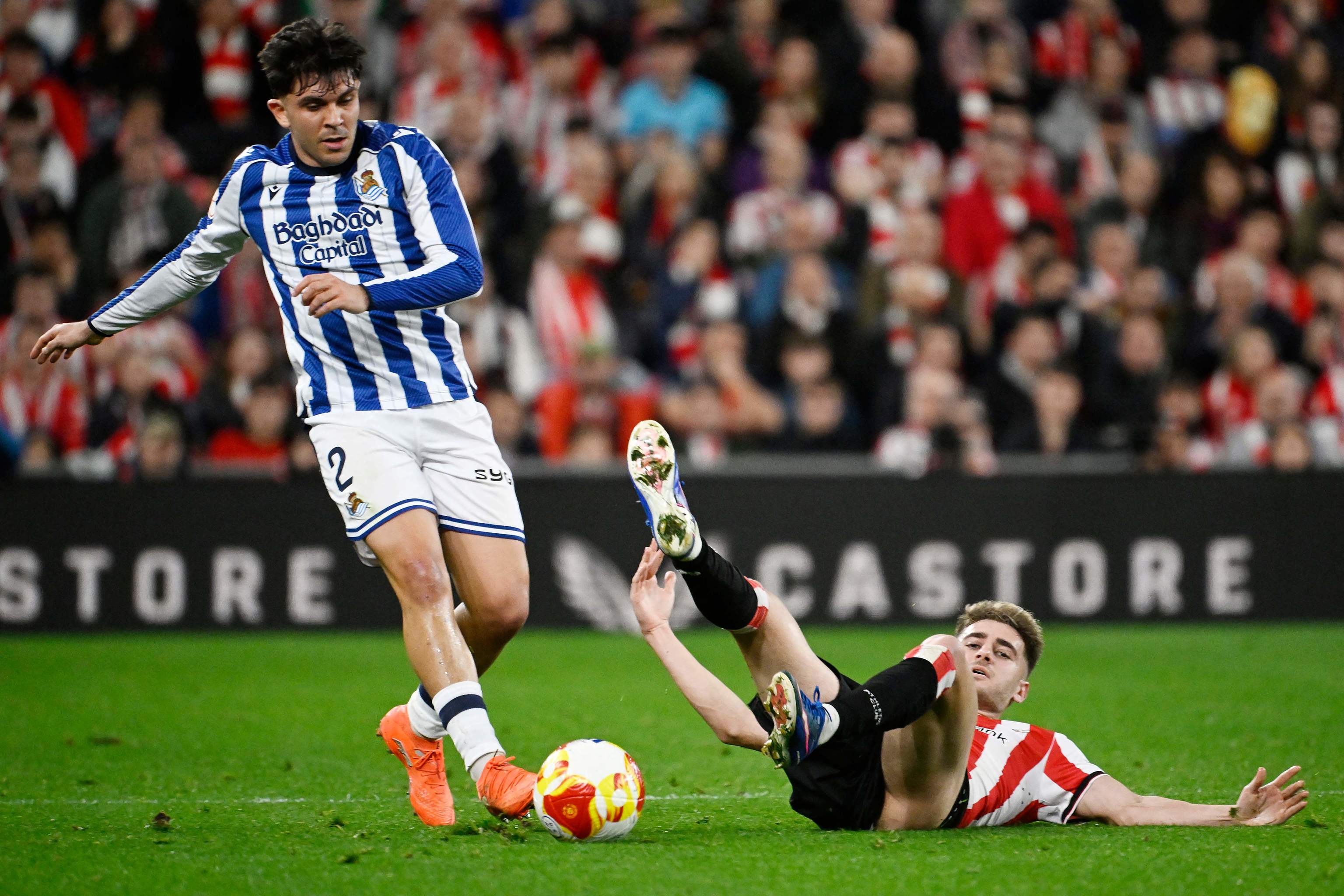 Aramburu, ante Robert Navarro.