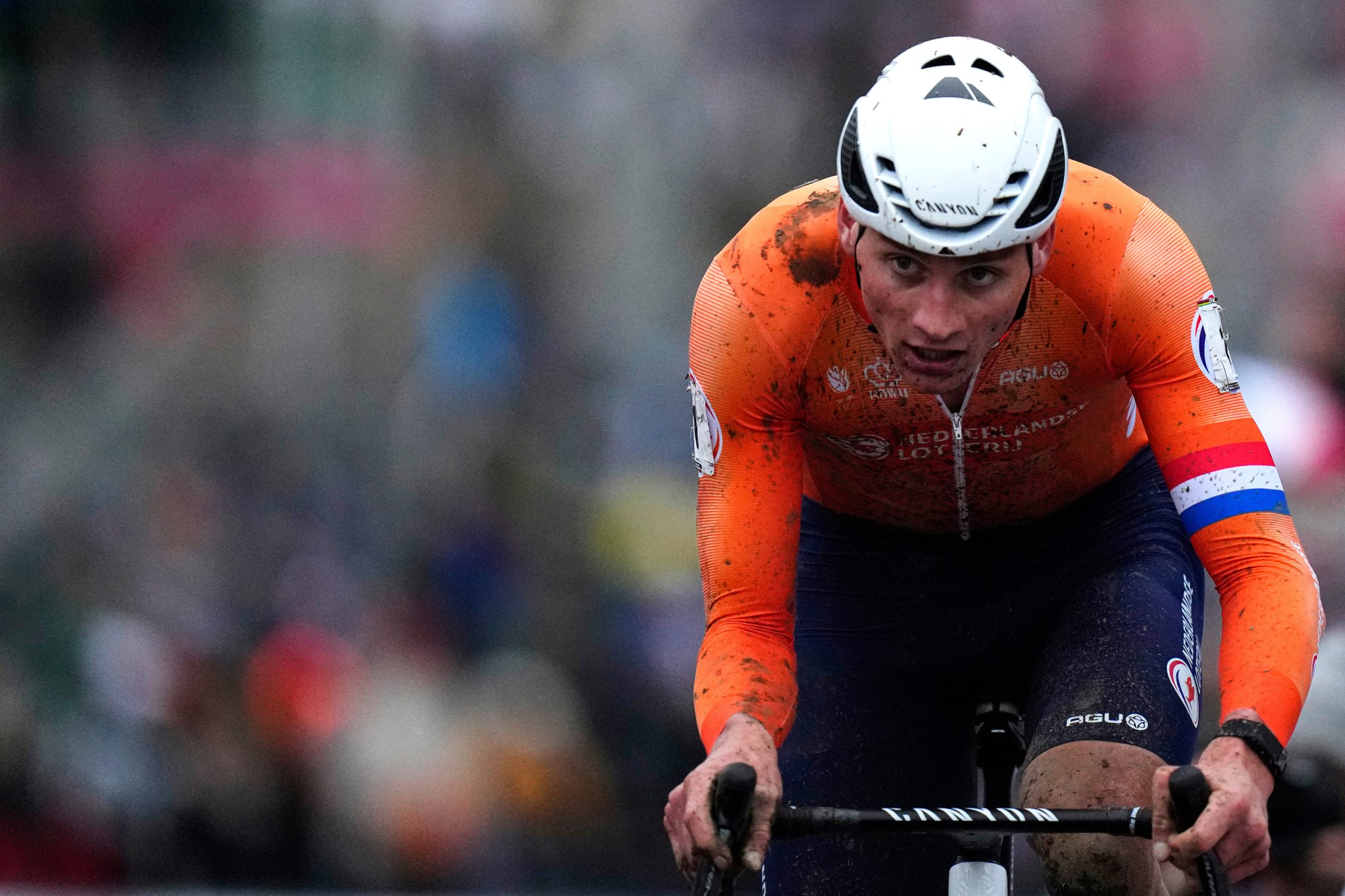 Van der Poel, las dudas del "mejor de todos los tiempos" tras su octavo Mundial: "Cuando el resto está entrenando con el sol de Benidorm, sin estrés, él está aquí pegándose palos, pasando frío y caídas"