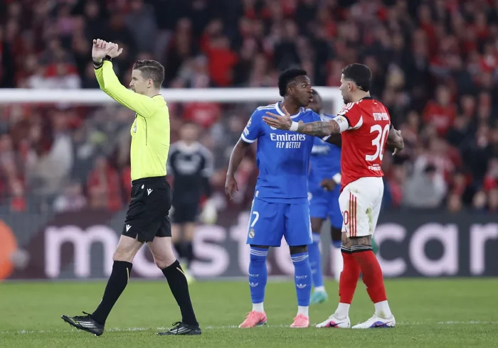 Vinicius denuncia insultos racistas de Prestianni y el Benfica - Real Madrid se detiene 10 minutos: "Me ha llamado mono"